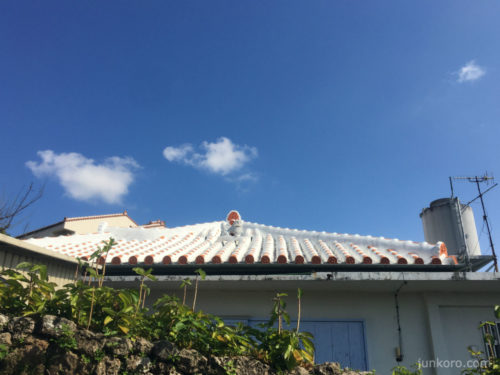 沖縄の風景 白い屋根とシーサー